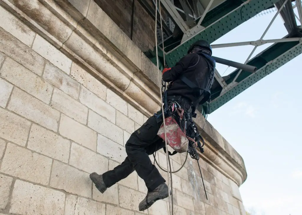 Cordiste TP et Génie Civil intervenant en hauteur sur un ouvrage d’art pour des travaux de maintenance.