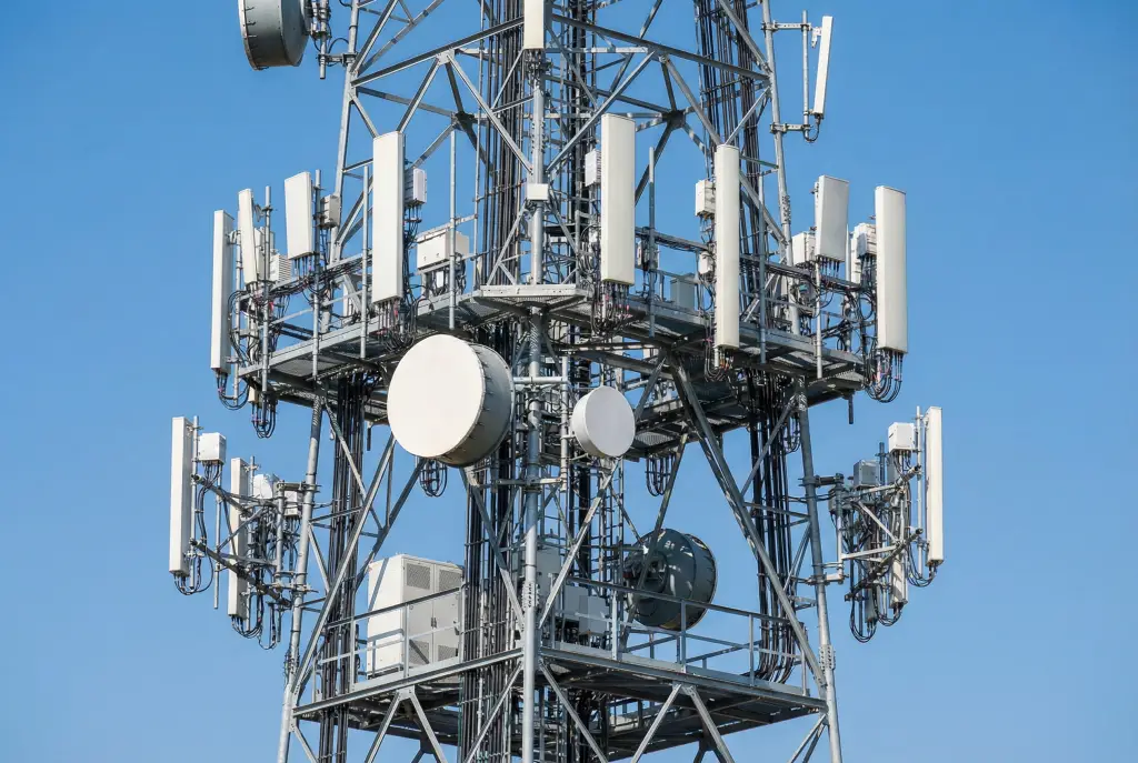 Antennes de télécommunication sur pylône métallique avec paraboles