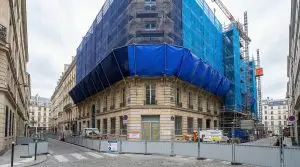 Installation filet pare gravats sur une façade en pierre en centre-ville