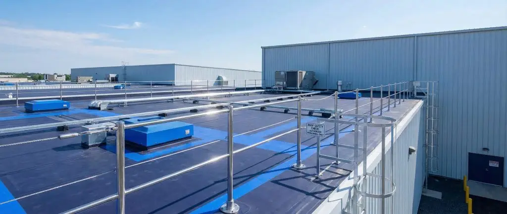 Ligne de vie travaux en hauteur installée sur une toiture industrielle sécurisée