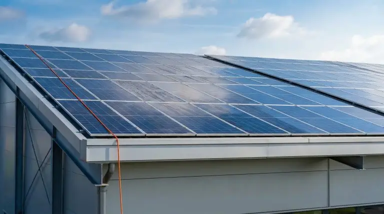 Service B2B de nettoyage panneau solaire sur toiture industrielle