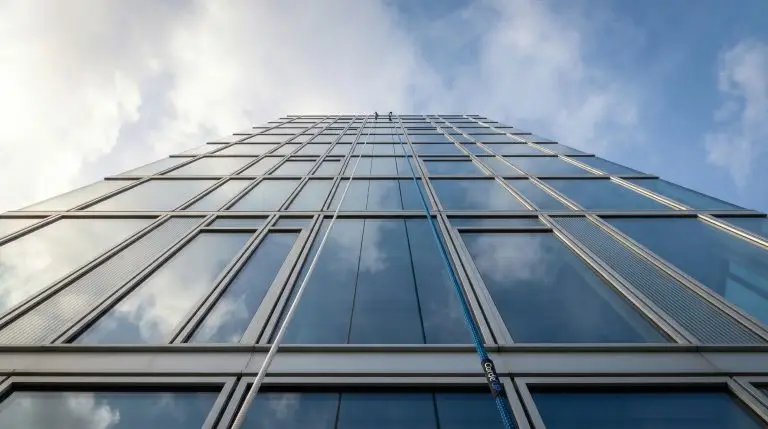 Intervention de nettoyage vitres en hauteur sur une façade de bureaux avec deux cordes