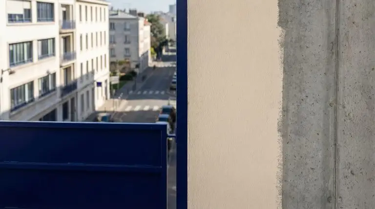 Intervention de peinture extérieure sur façade industrielle par un cordiste