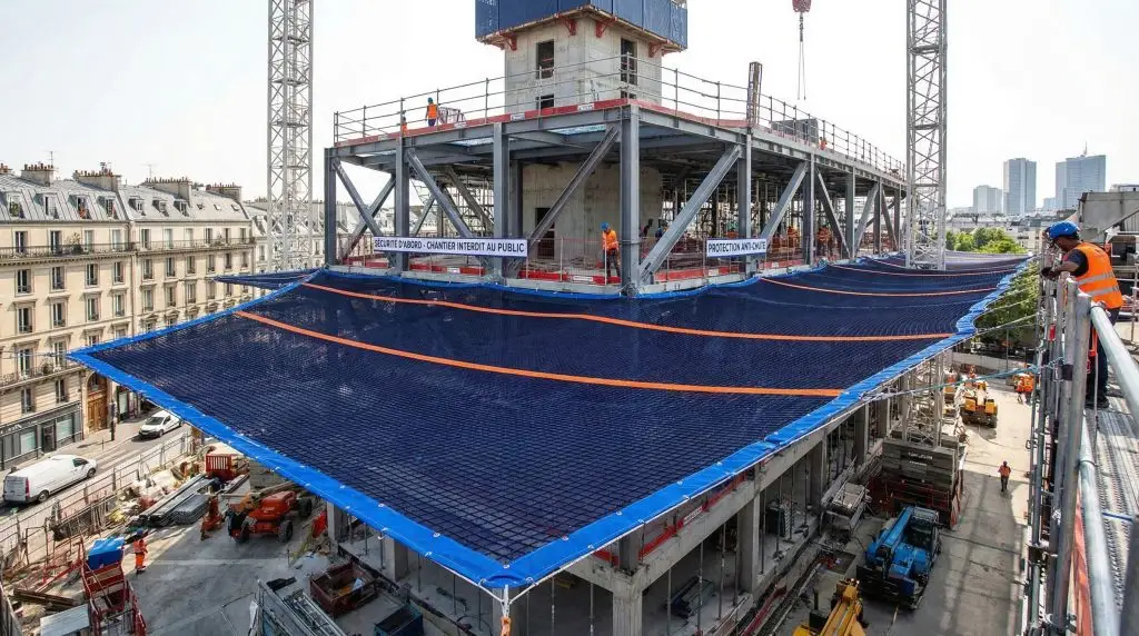 Installation d'un filet antichute sur un chantier de construction en milieu urbain