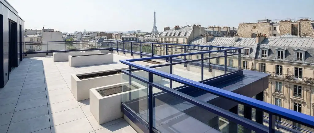 Installation d'un garde-corps toit-terrasse moderne sur un bâtiment professionnel pour assurer la sécurité