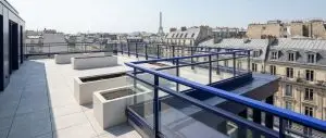 Installation d'un garde-corps toit-terrasse moderne sur un bâtiment professionnel pour assurer la sécurité