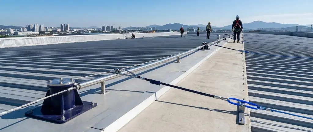 Installation de ligne de vie sur une toiture industrielle pour sécuriser les travaux en hauteur