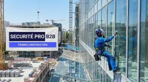 Travaux en hauteur sur une façade d'immeuble par un cordiste professionnel