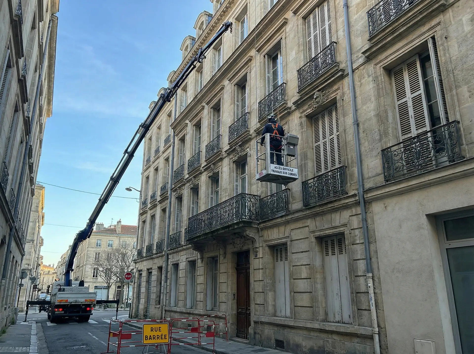cordiste indépendant en intervention sur façade complexe avec équipements de sécurité